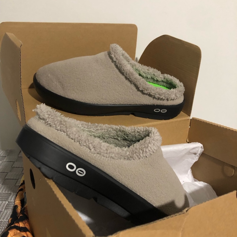 OOFOS Tan and Black Loafers